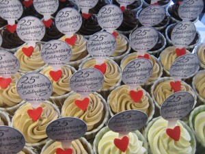 25th-Wedding-Anniversary-cupcakes