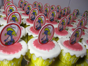 snoopy-smurf- wedding- cupcakes