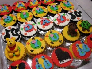 happy-birthday-customized-cupcakes-delivery-order