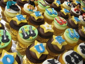 happy-birthday-music-customized-cupcakes