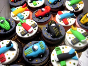 happy-birthday-airplane-car-customized-cupcakes